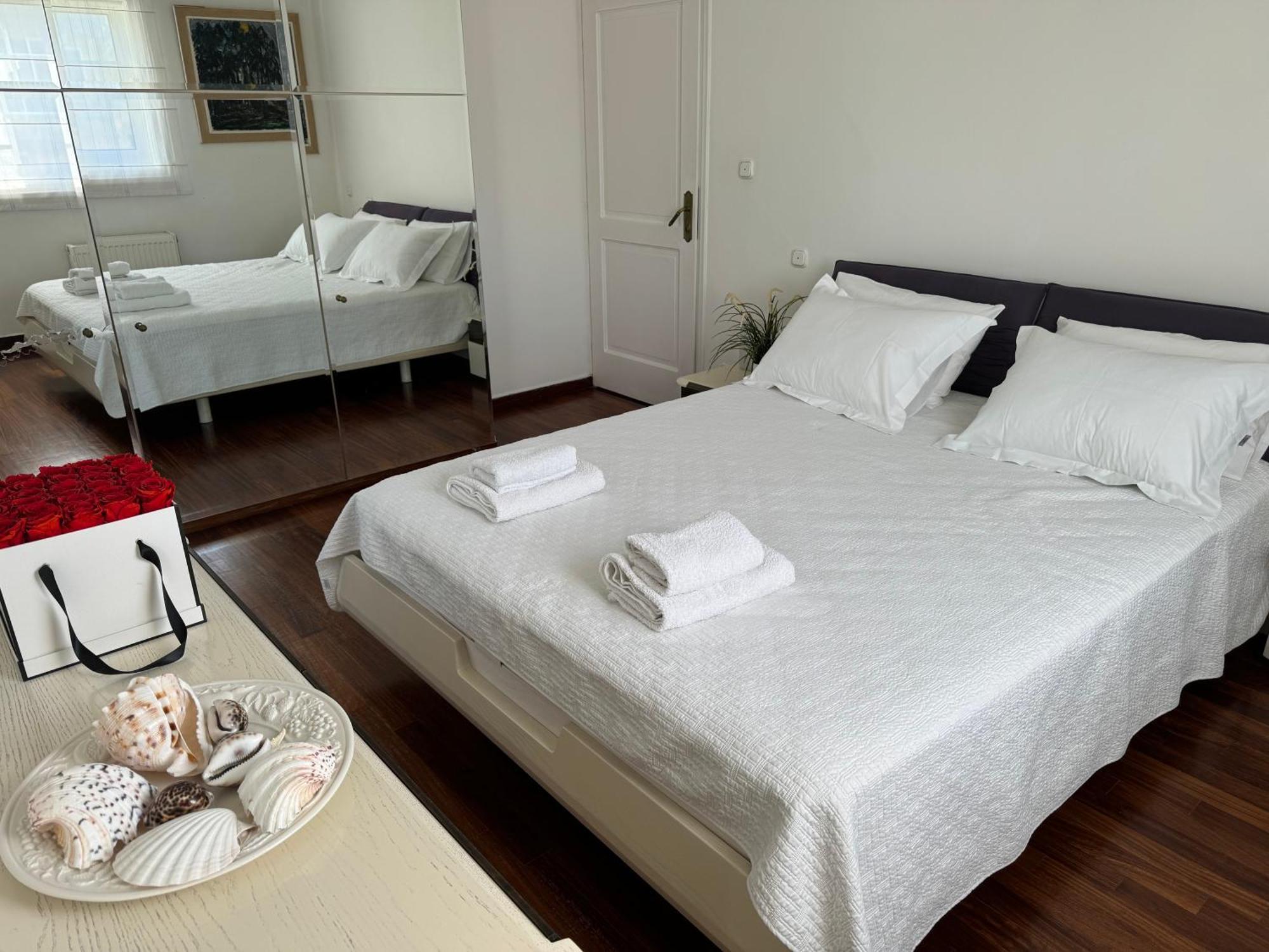 شقة Vouliagmeni Seaside Escape أثينا المظهر الخارجي الصورة